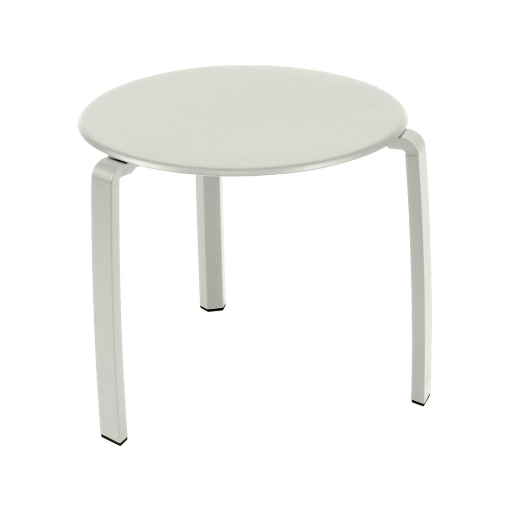 Une table ronde blanche avec un piètement en métal.
