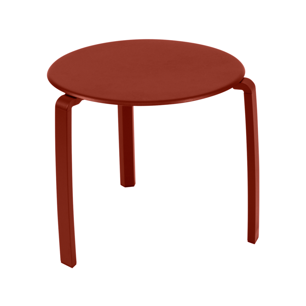 Une table d'appoint rouge avec une base en métal.
