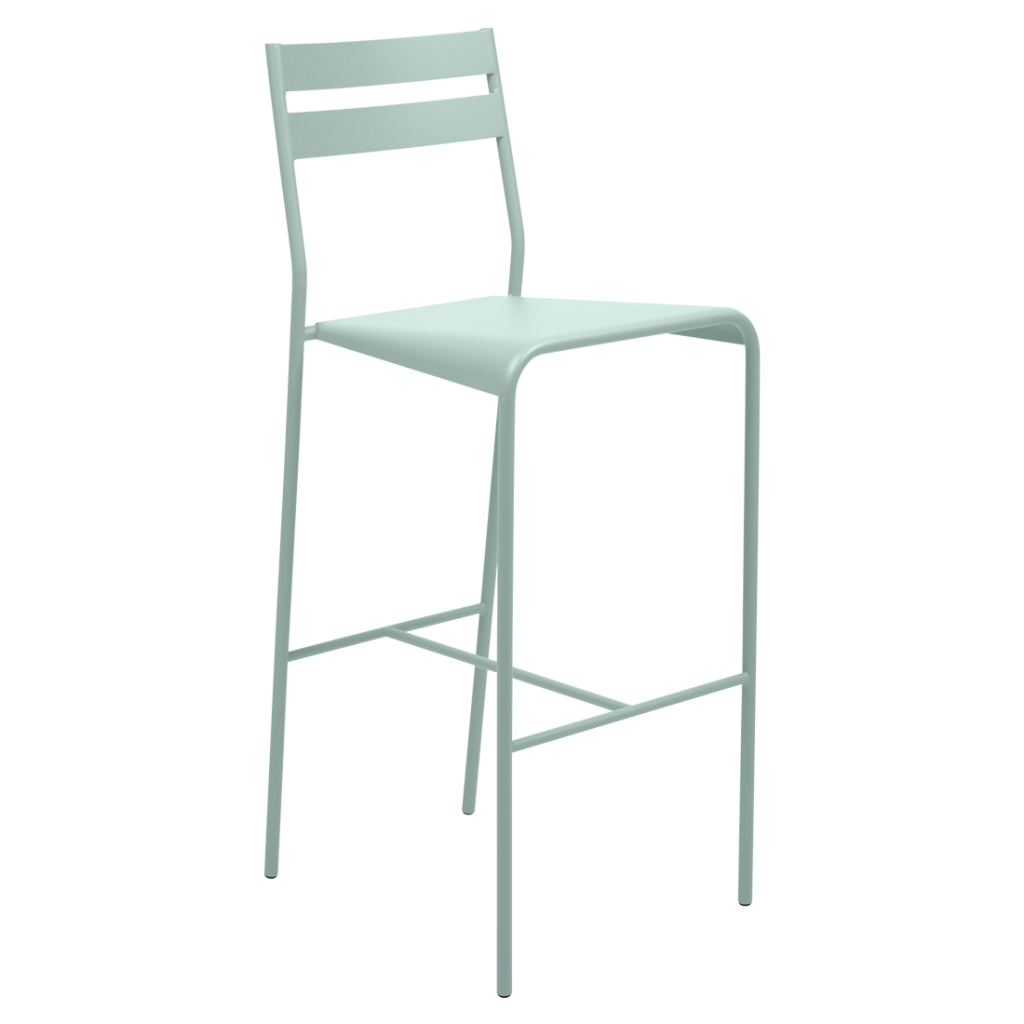 Un tabouret de bar en métal bleu clair avec un fond blanc.
