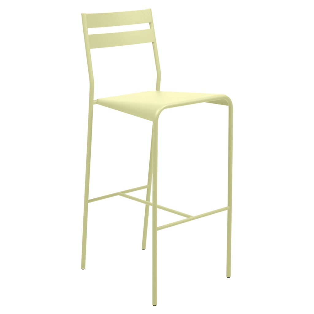 Un tabouret de bar en métal jaune avec un fond blanc.