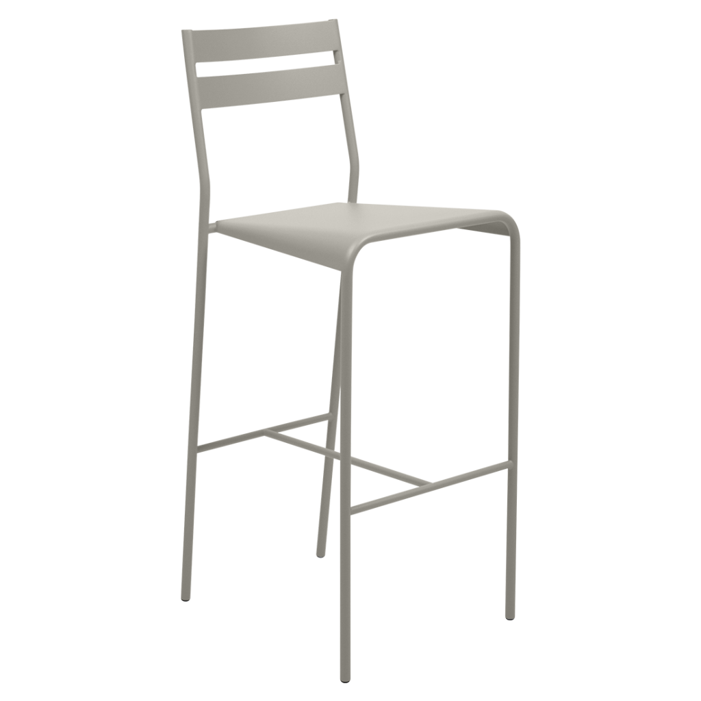 Un tabouret de bar en métal gris sur fond blanc.
