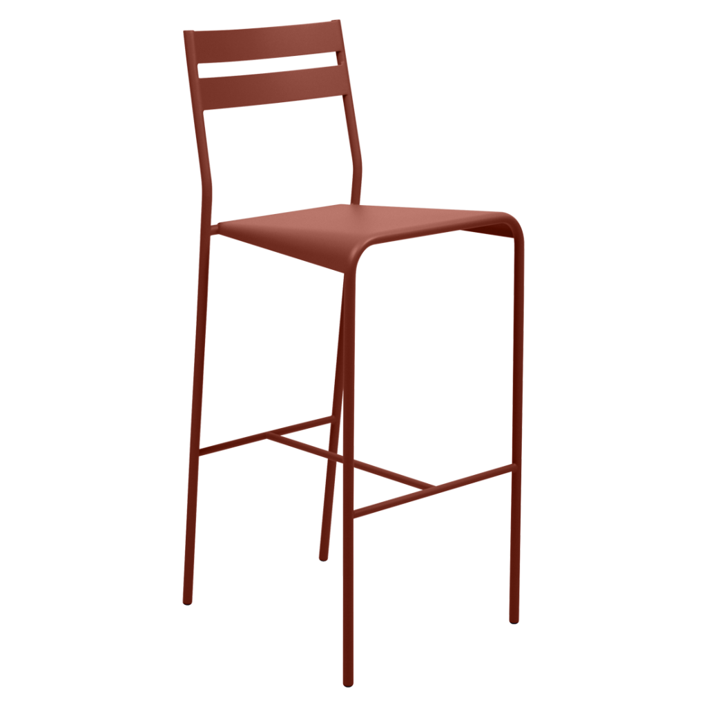 Un tabouret de bar en métal rouge sur fond blanc.