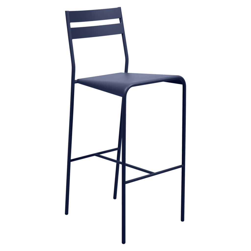 Un tabouret de bar en métal bleu sur fond blanc.