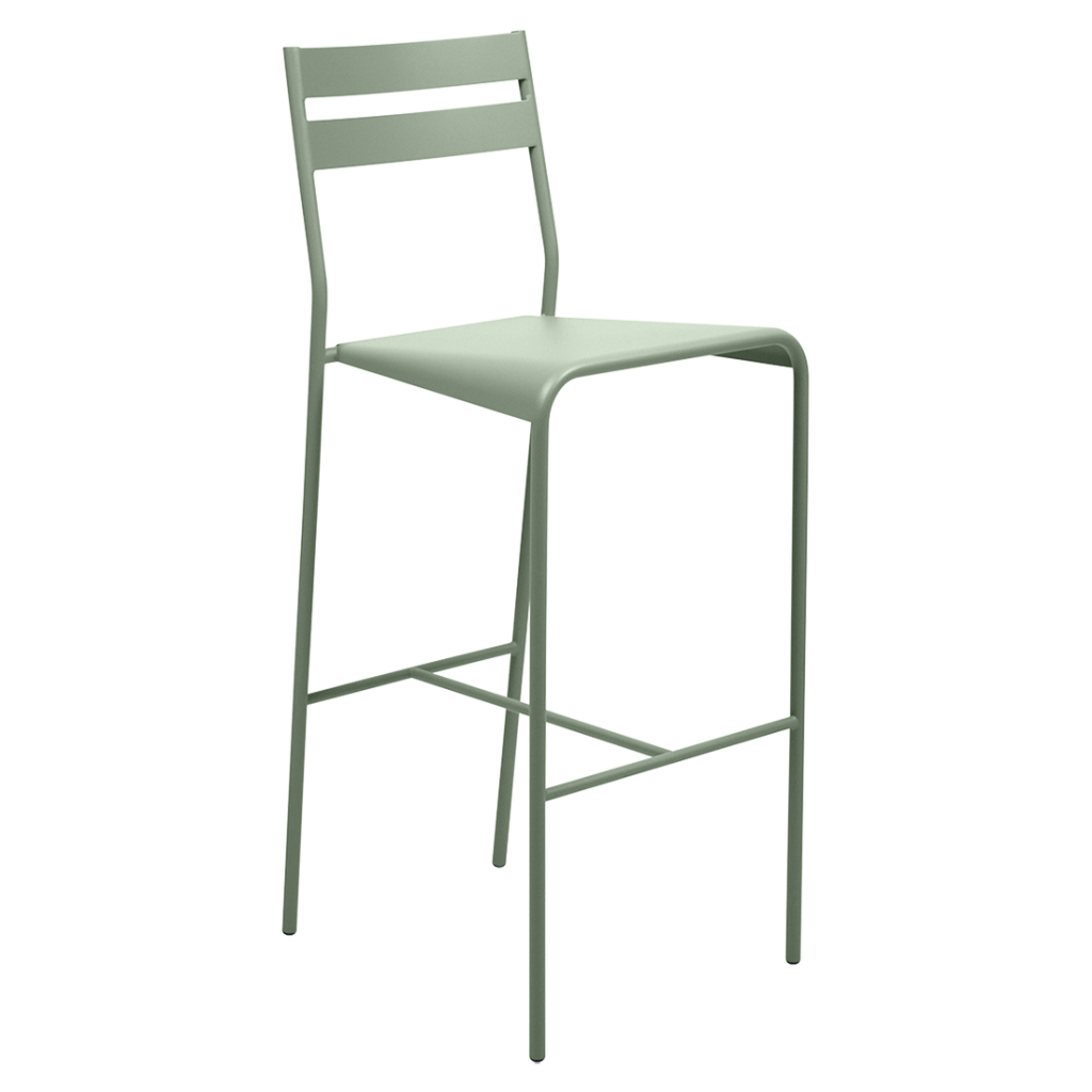 Un tabouret de bar en métal vert sur fond blanc.