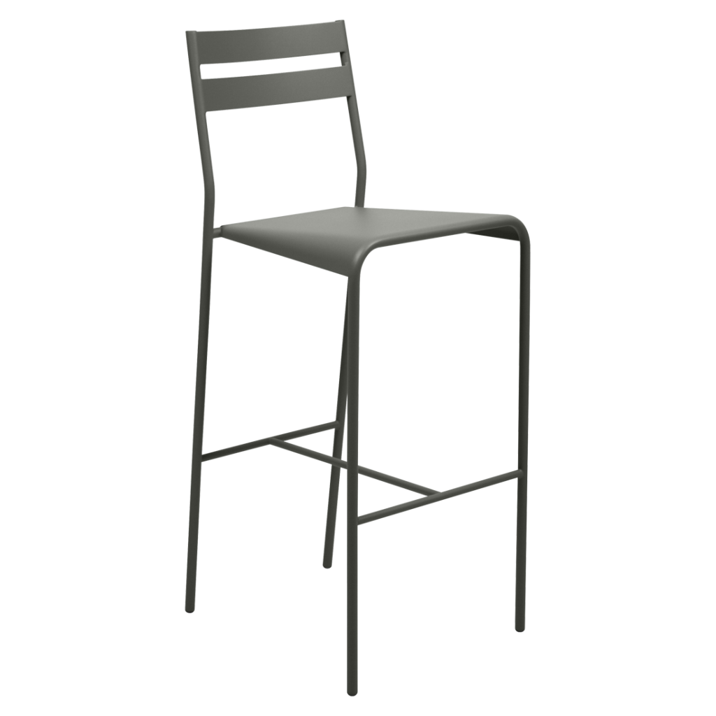 Un tabouret de bar en métal gris sur fond blanc.