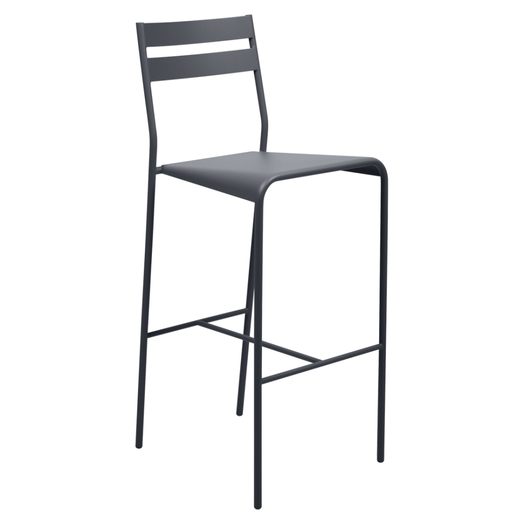 Un tabouret de bar en métal gris sur fond blanc.
