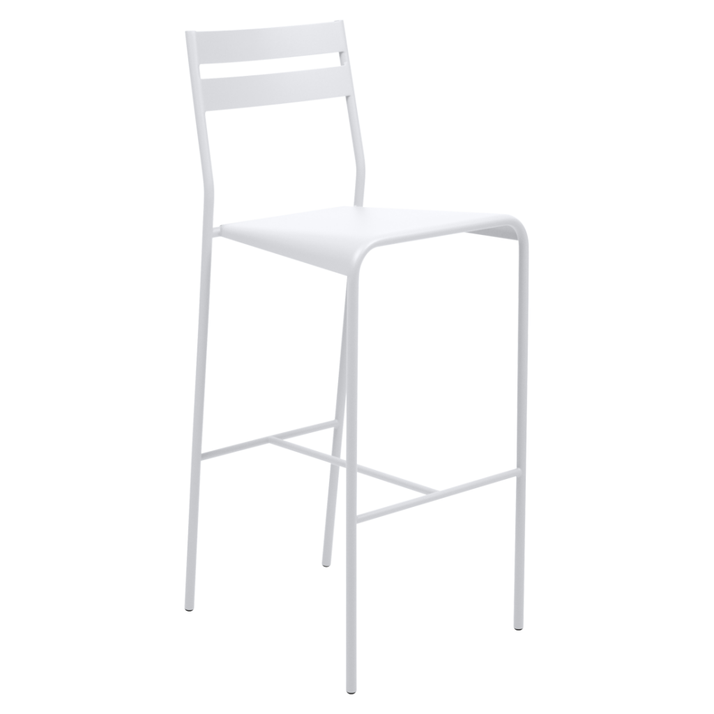 Un tabouret de bar blanc sur fond blanc.
