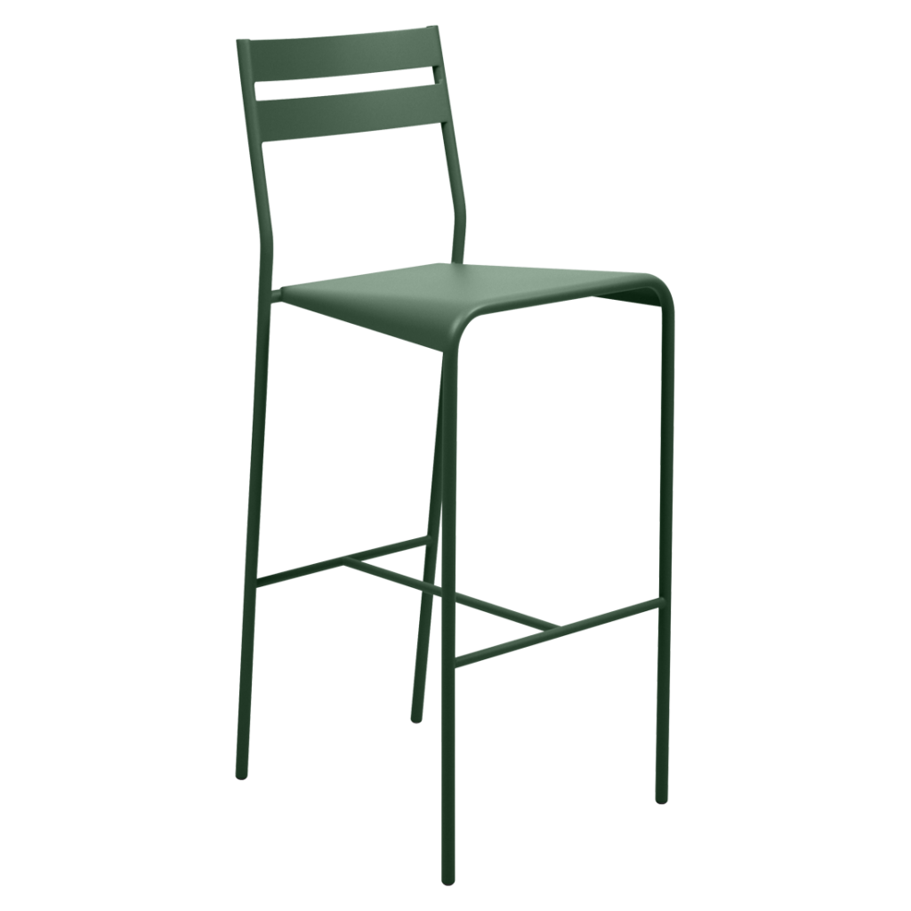 Un tabouret de bar en métal vert sur fond blanc.