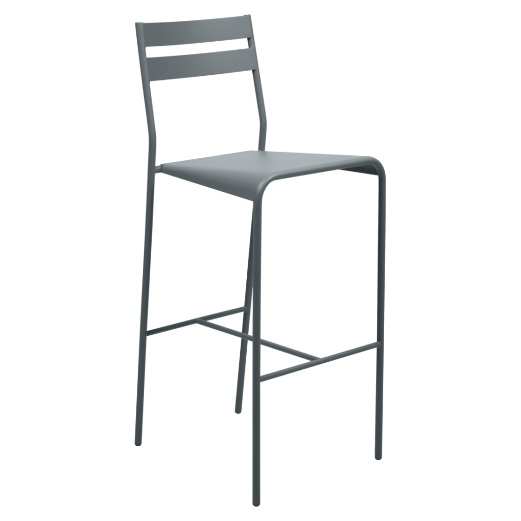 Un tabouret de bar en métal gris sur fond blanc.