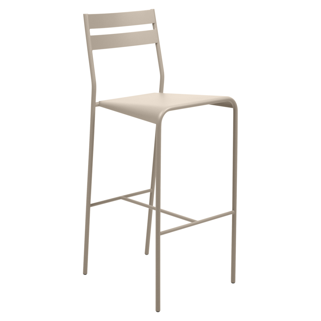 Un tabouret de bar en métal beige sur fond blanc.