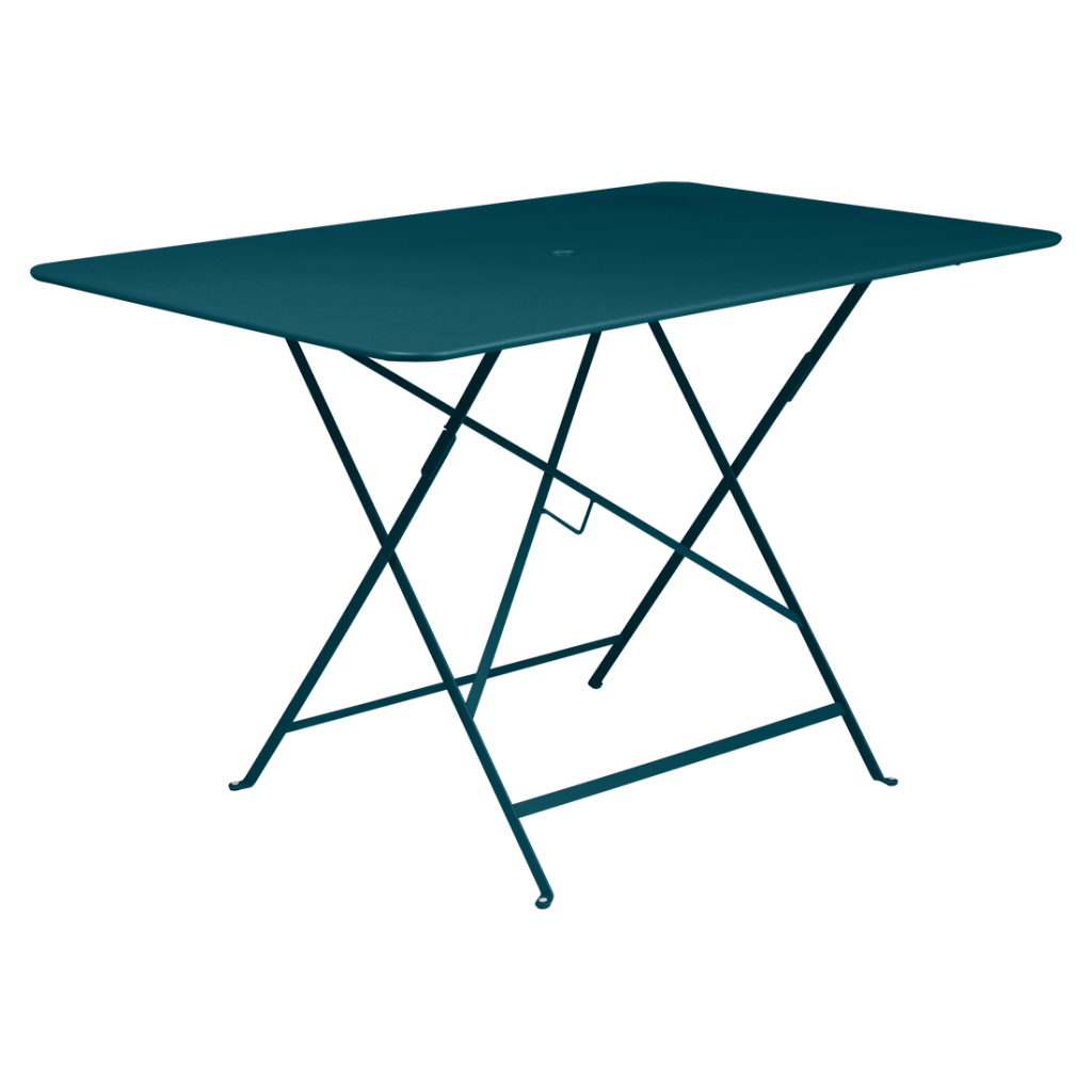 Une table pliante bleu sarcelle sur fond blanc.
