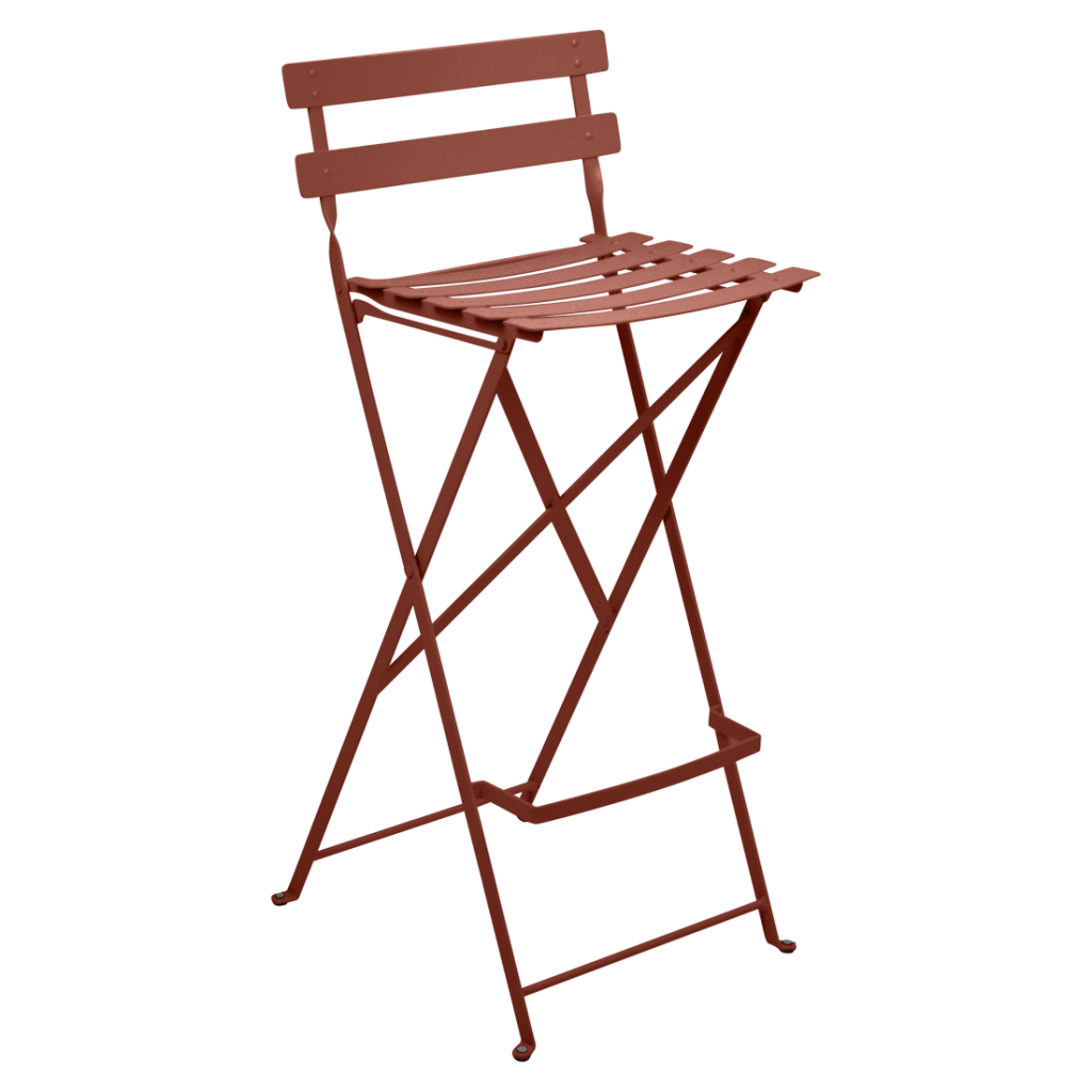 Un tabouret de bar pliant rouge sur fond blanc.