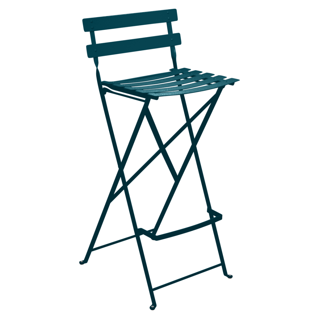 Un tabouret de bar pliant vert sur fond blanc.