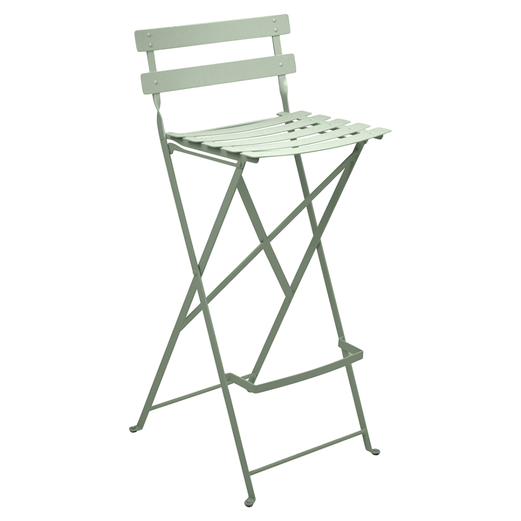 Un tabouret de bar pliant vert sur fond blanc.