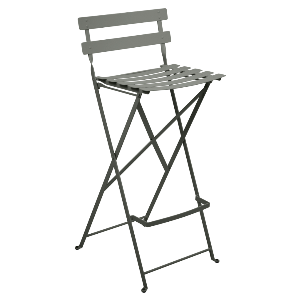 Un tabouret de bar pliant vert sur fond gris.