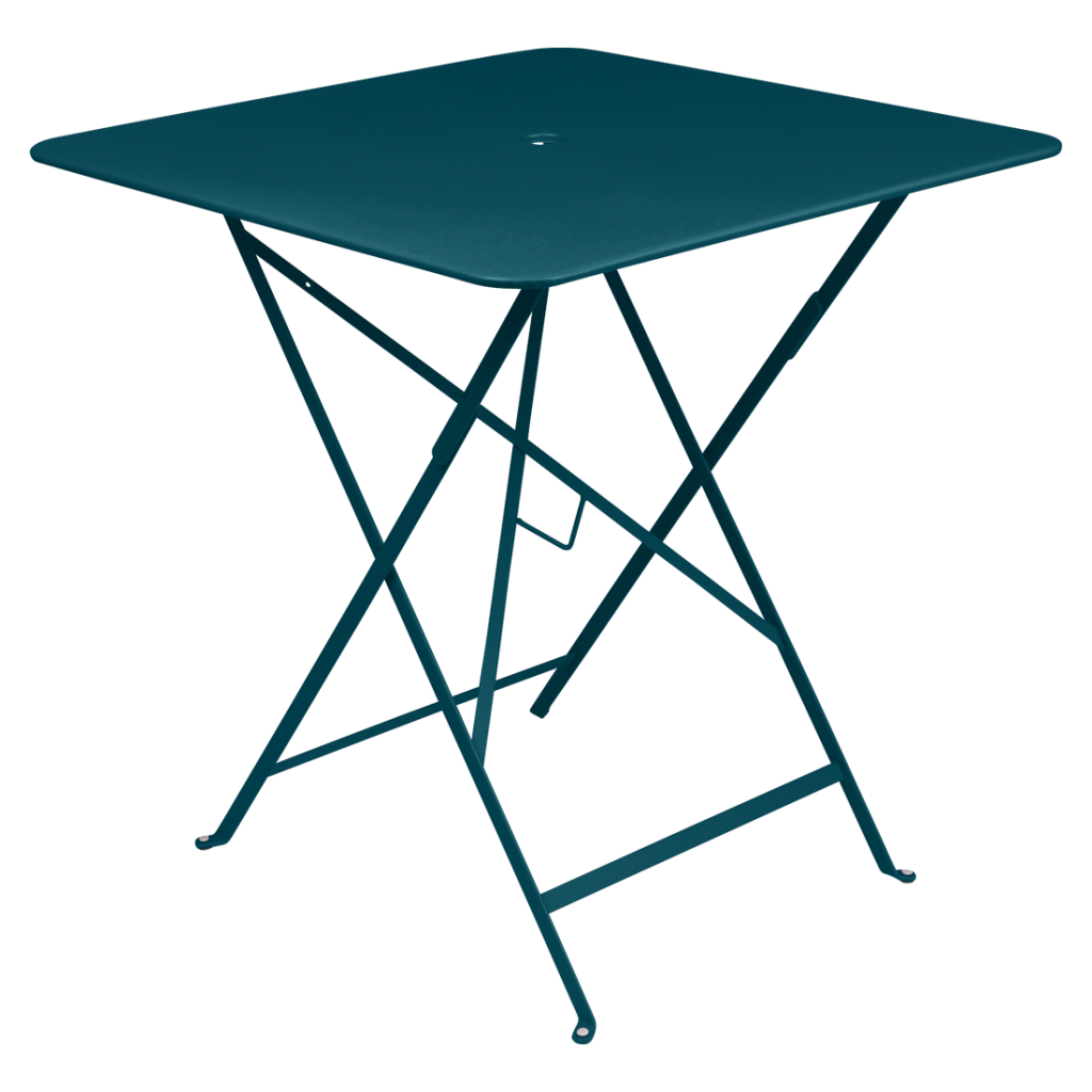 Une table pliante bleu sarcelle sur fond blanc.