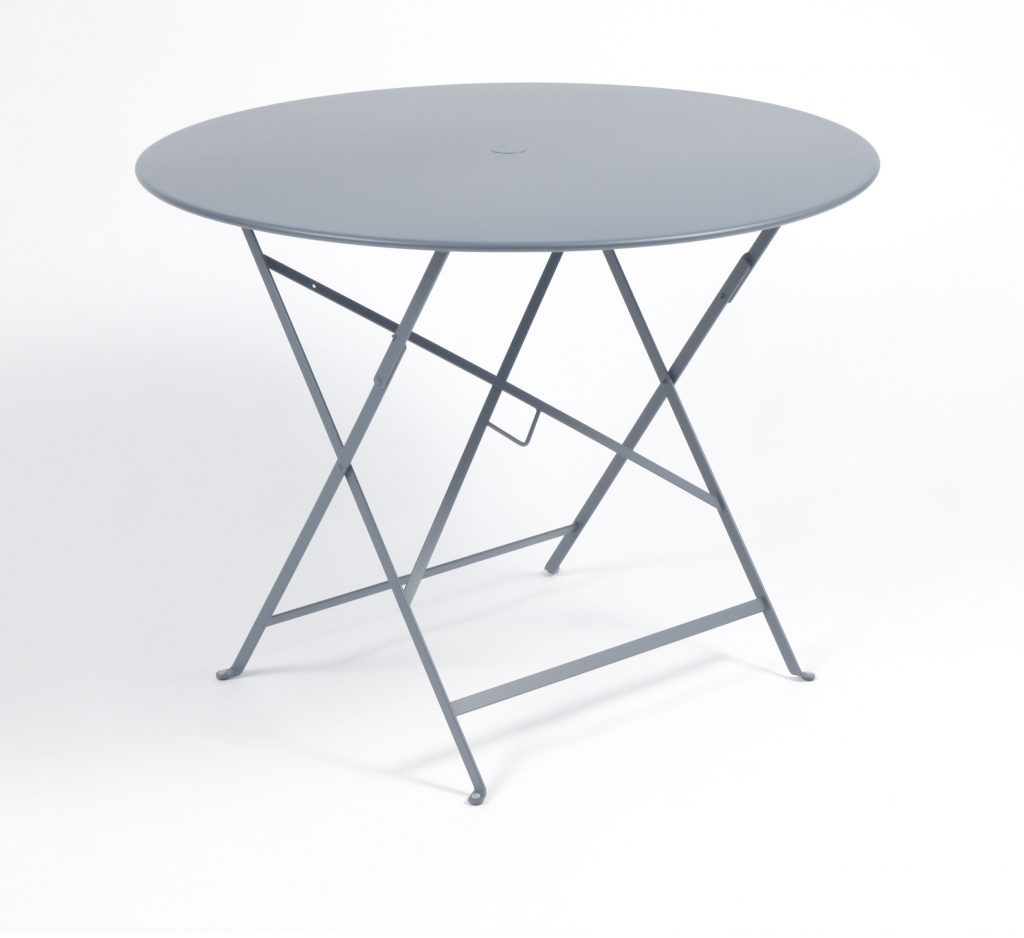 Une table pliante grise sur fond blanc.