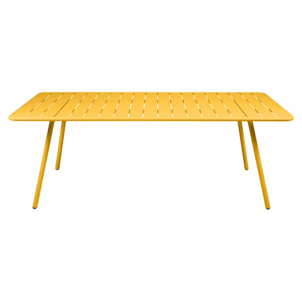 Une table en bois jaune sur fond blanc.