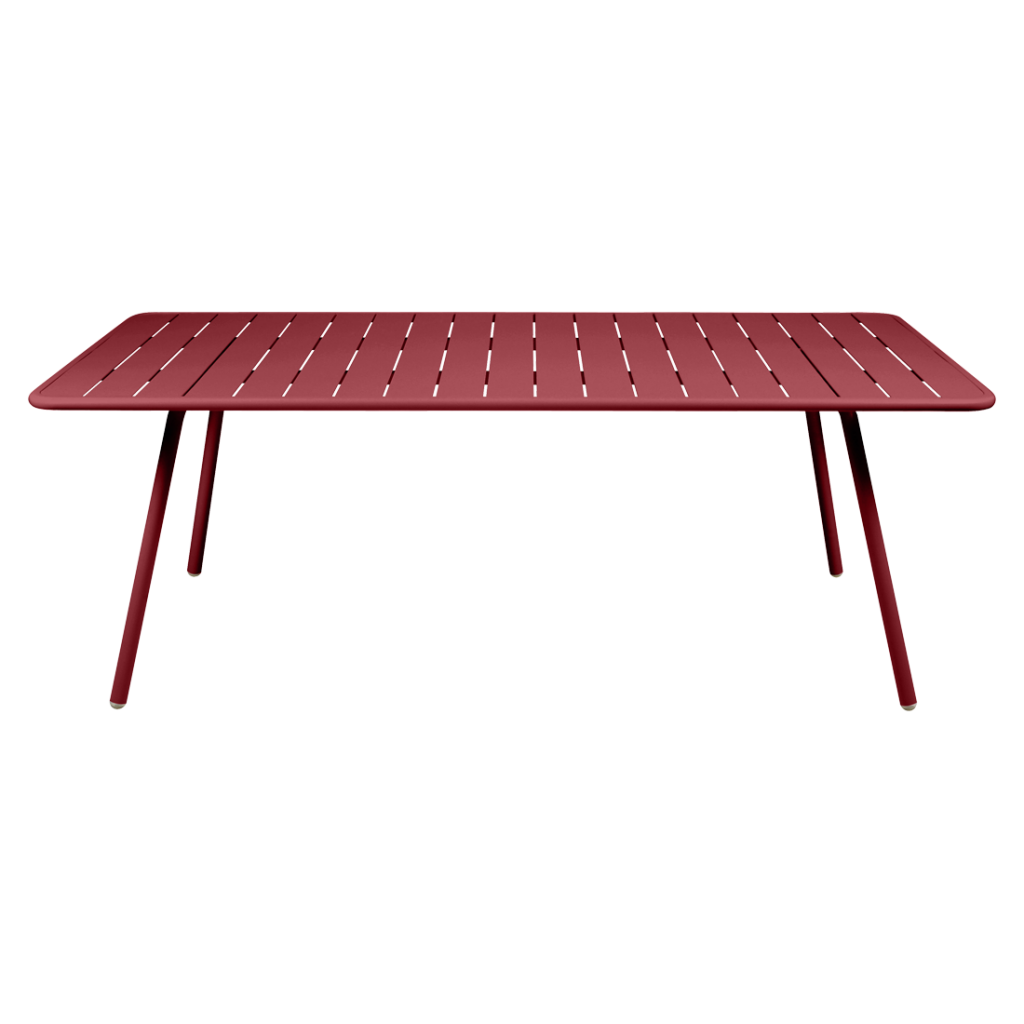 Une table rouge avec des pieds.