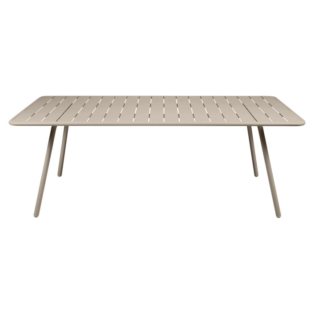 Une table avec pieds et fond noir.