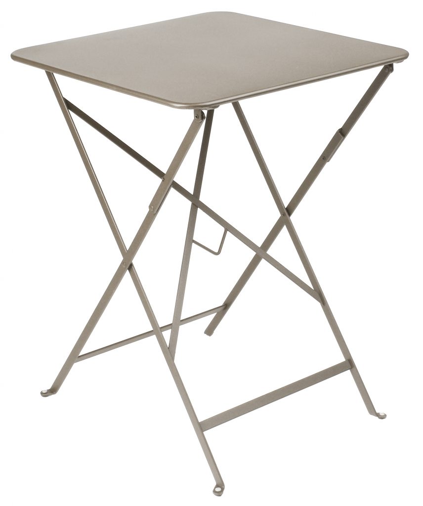 Une table pliante avec une structure en métal beige.