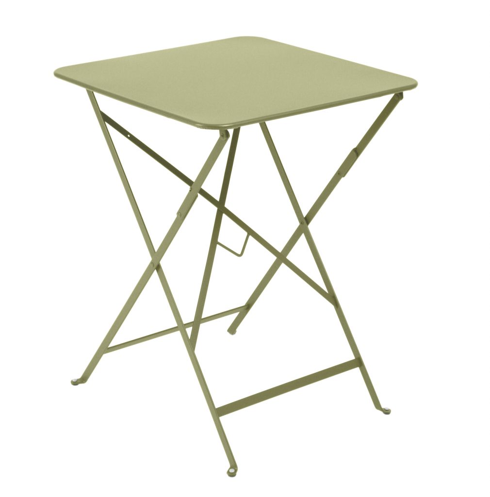 Une table pliante verte sur fond blanc.