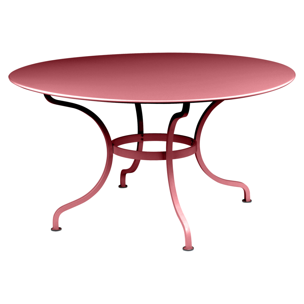 Une table rose avec pieds.