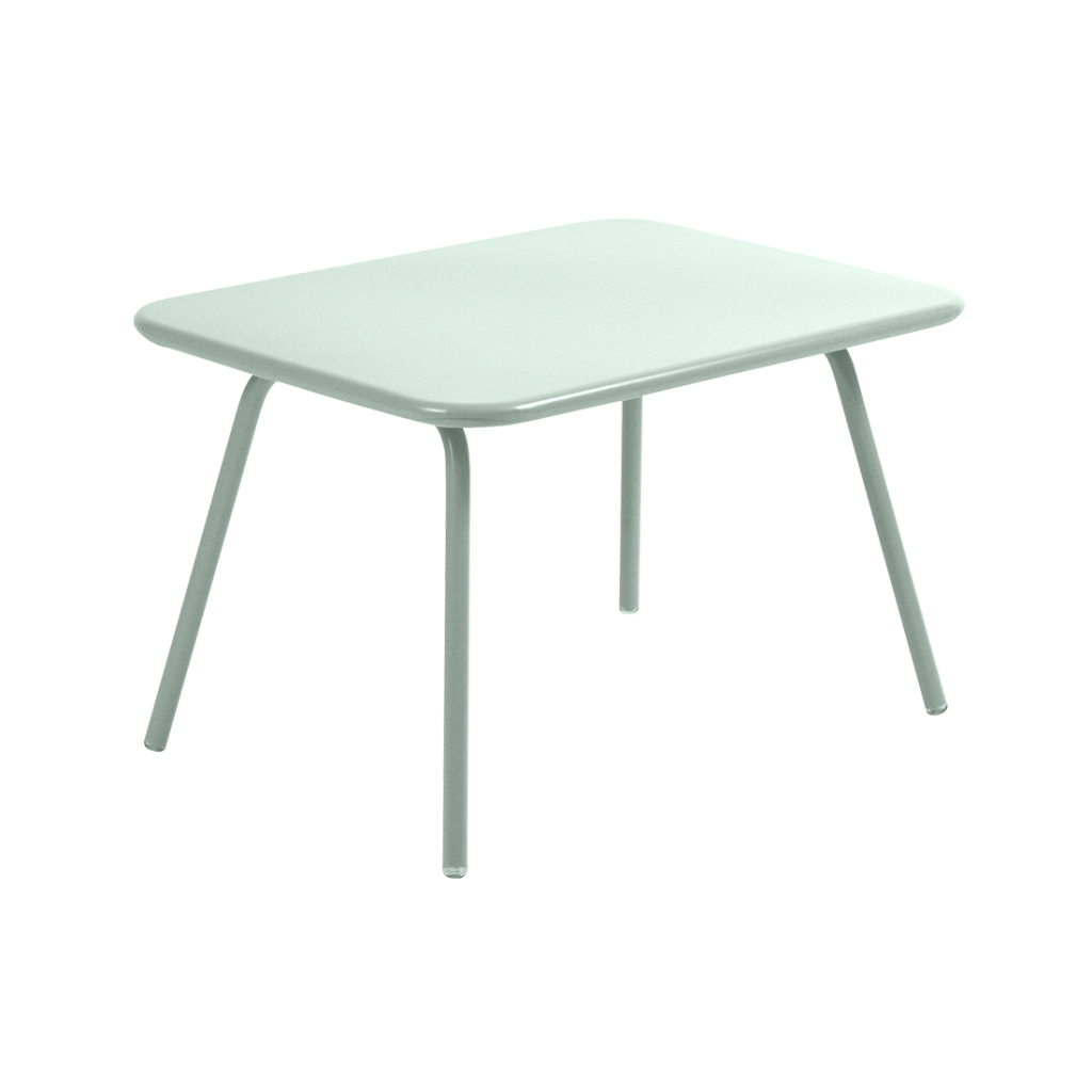 Une table rectangulaire blanche avec pieds.