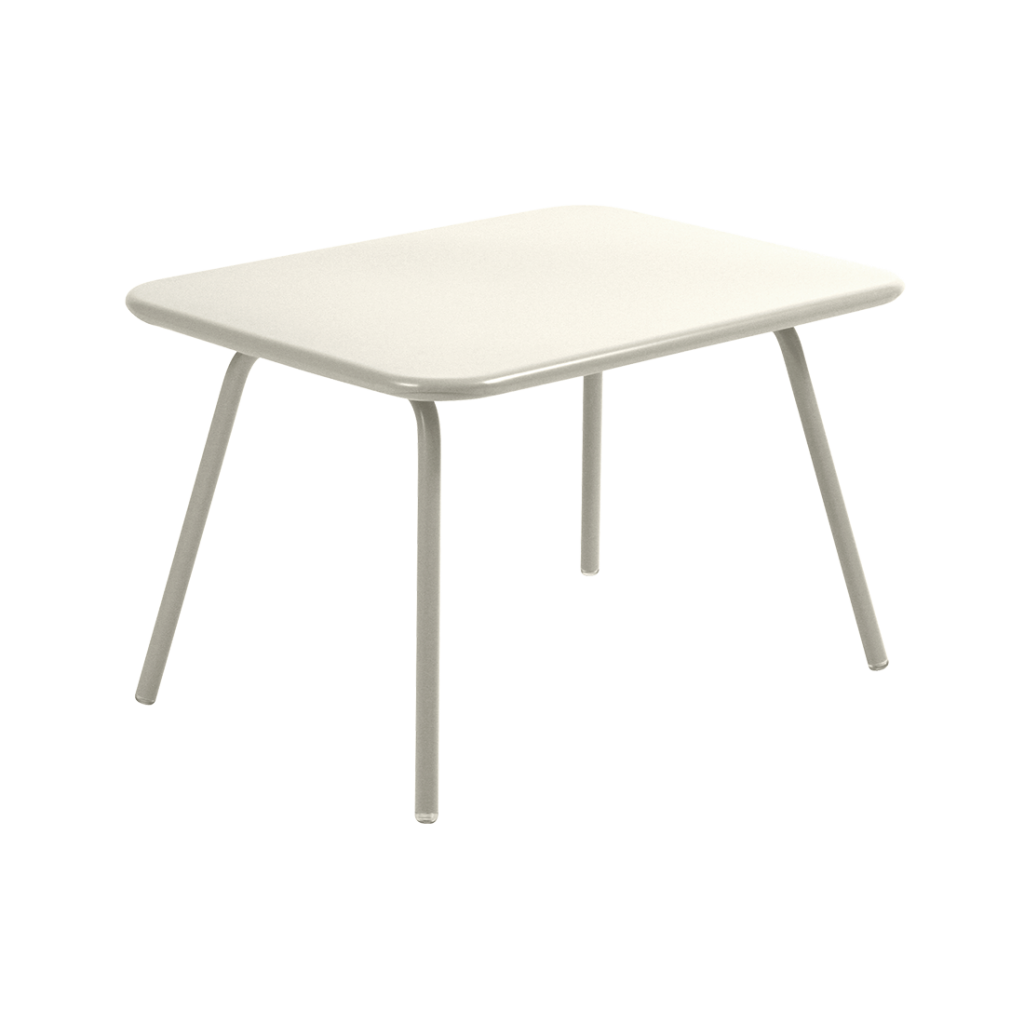 Une table blanche avec une base en métal.