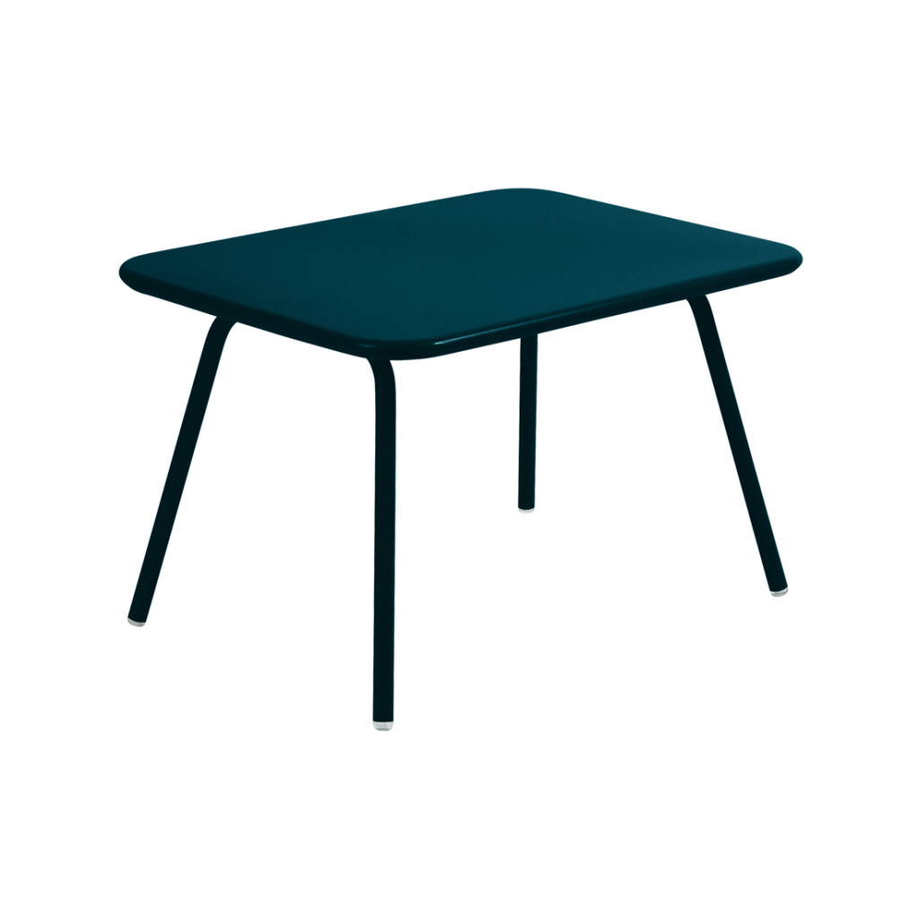 Une table rectangulaire bleue avec pieds.