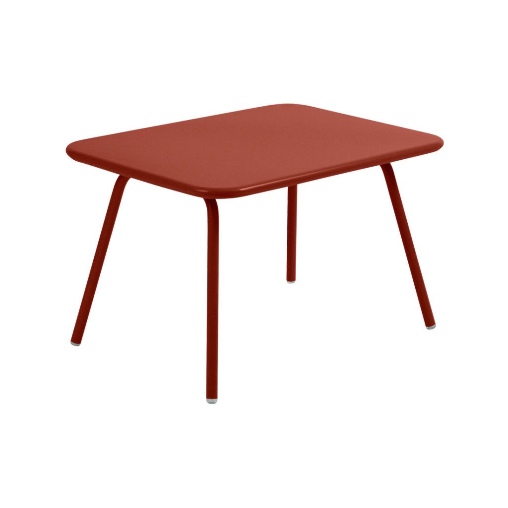 Une petite table rouge avec des pieds en métal.