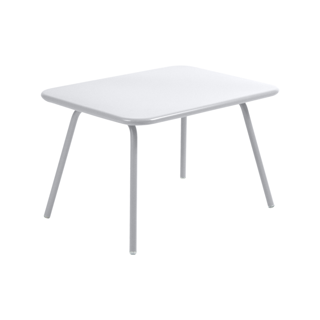 Une table rectangulaire blanche avec pieds en métal.