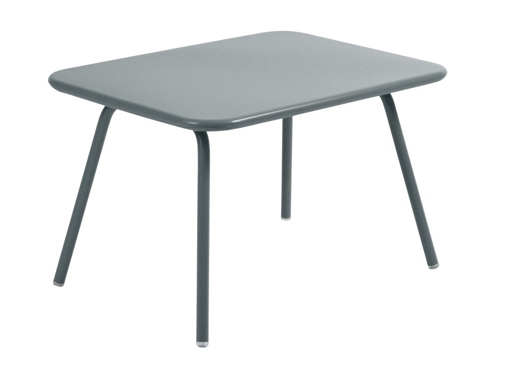 Une table carrée grise avec pieds.