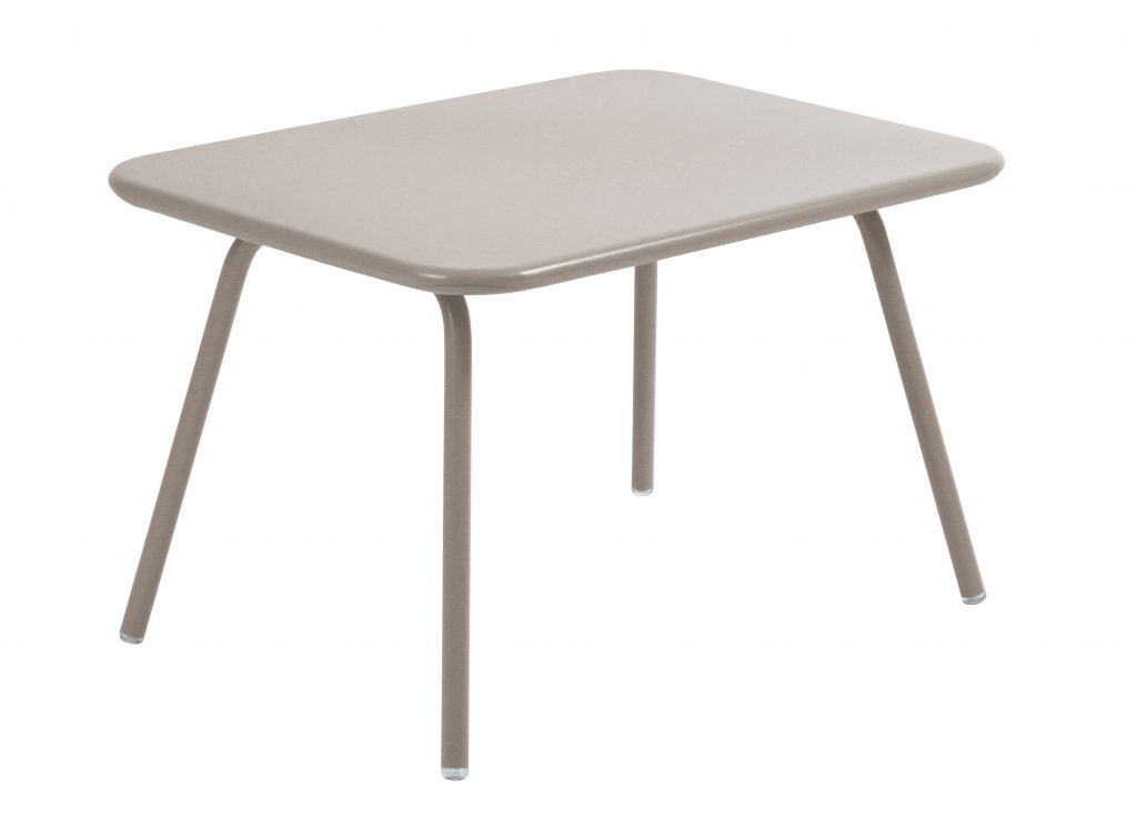 Une table beige avec une structure et des pieds en métal.