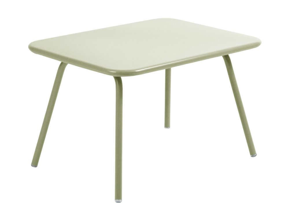 Une petite table carrée avec pieds.