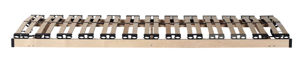 Un traîneau en bois avec des sangles noires.