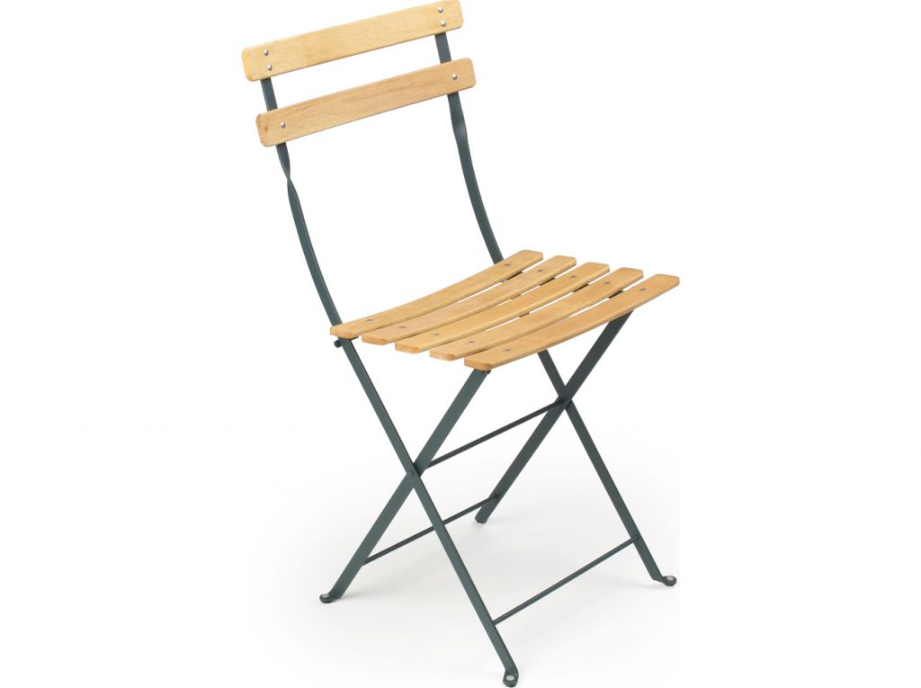 Une chaise avec une structure en métal.