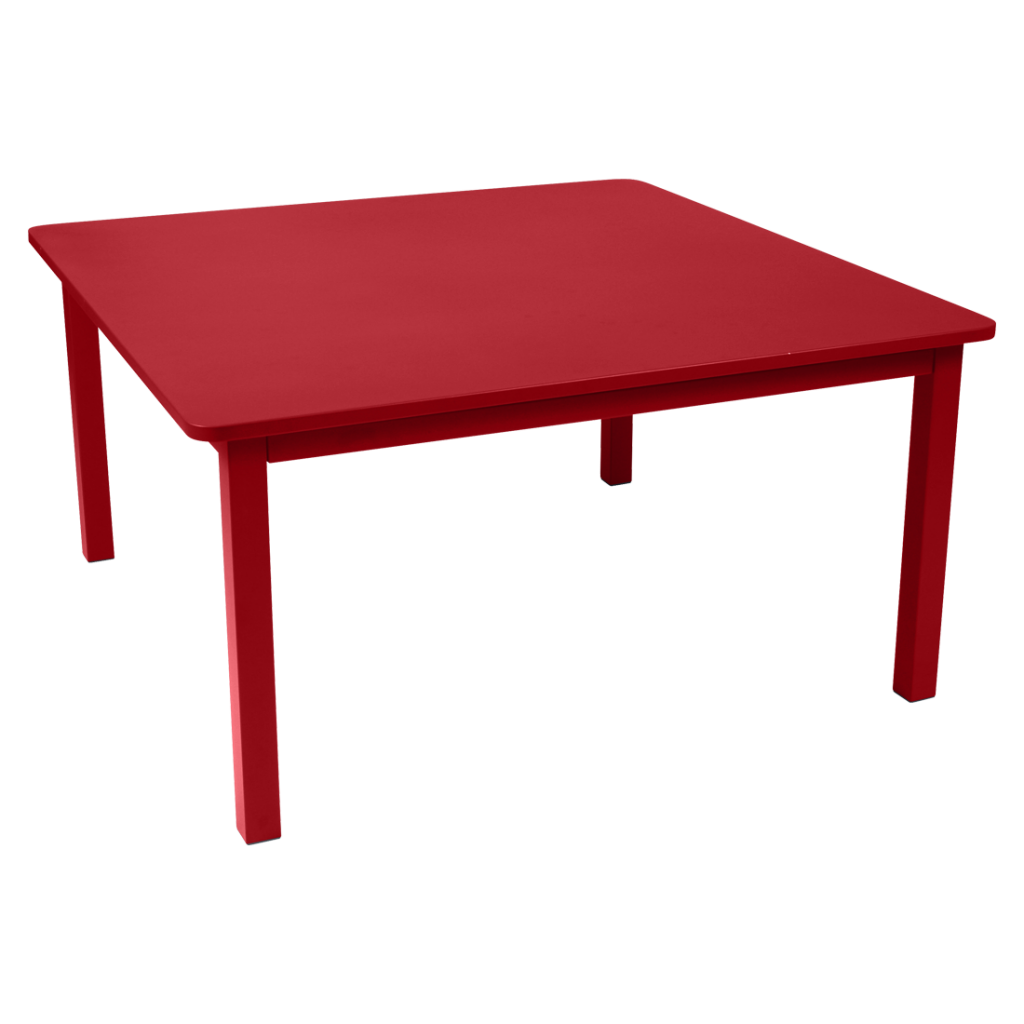 Une table carrée rouge sur fond blanc.