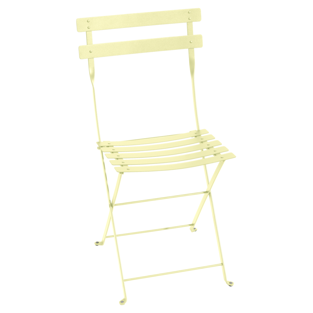 Une image d’une chaise en bois avec un fond blanc.