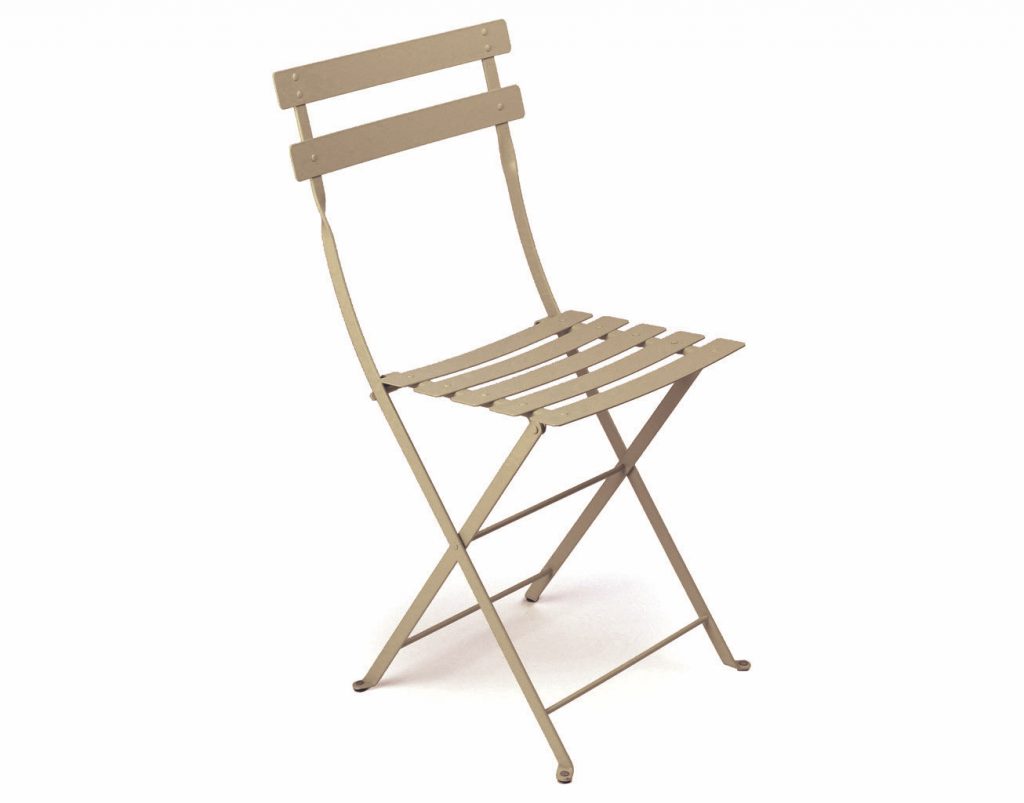 Une chaise pliante beige sur fond blanc.