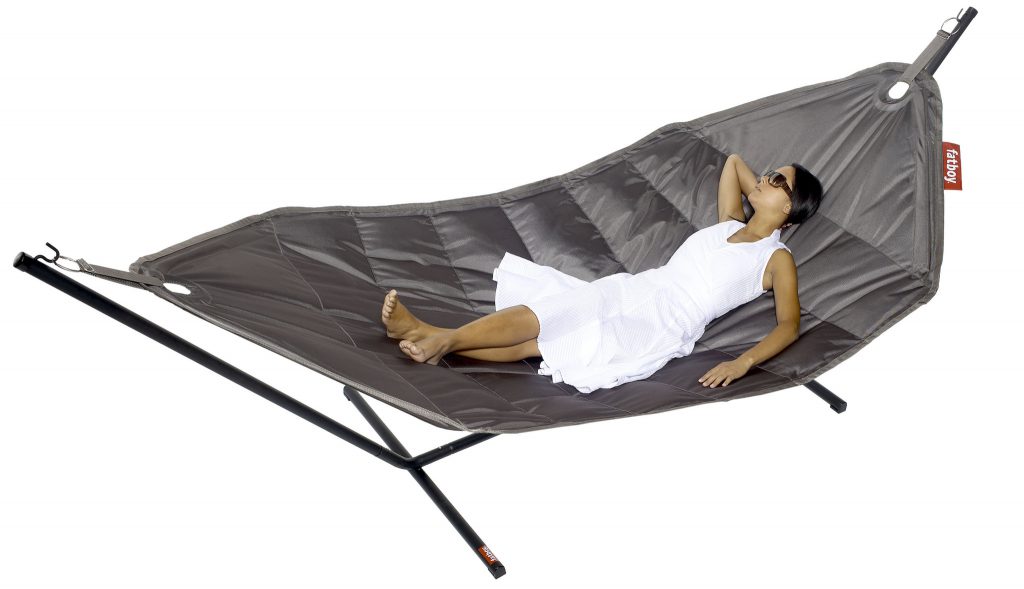 Une femme allongée dans un hamac au sommet d'un support.