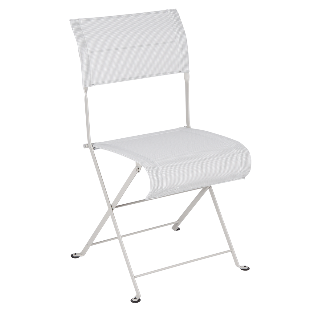 Une chaise pliante blanche sur fond blanc.