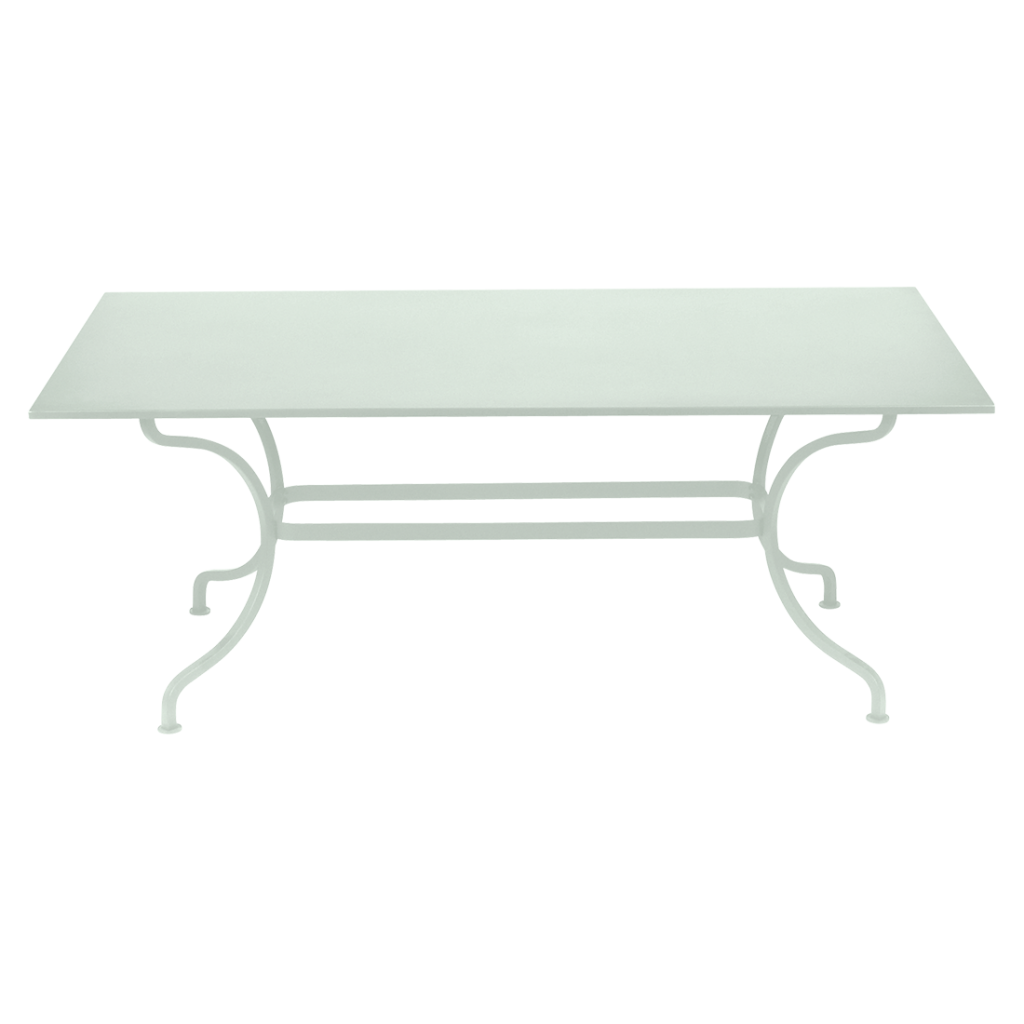 Une table rectangulaire blanche avec pieds en métal.