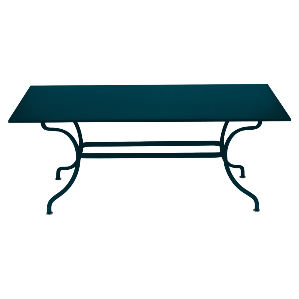 Une table bleue avec une structure en métal.