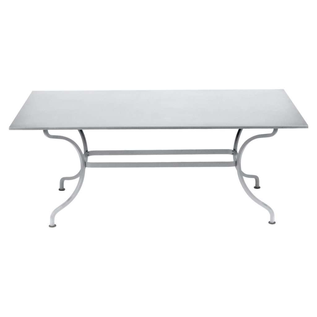 Une table rectangulaire avec pieds en métal sur fond blanc.