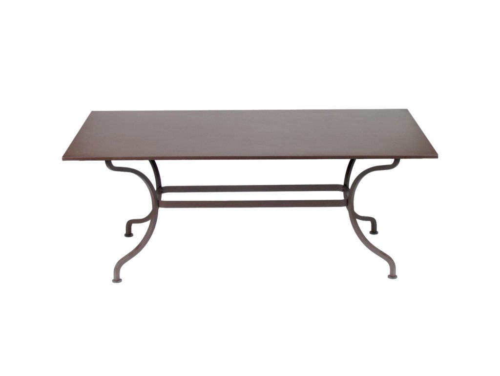 Une petite table marron avec une structure en métal sur fond blanc.