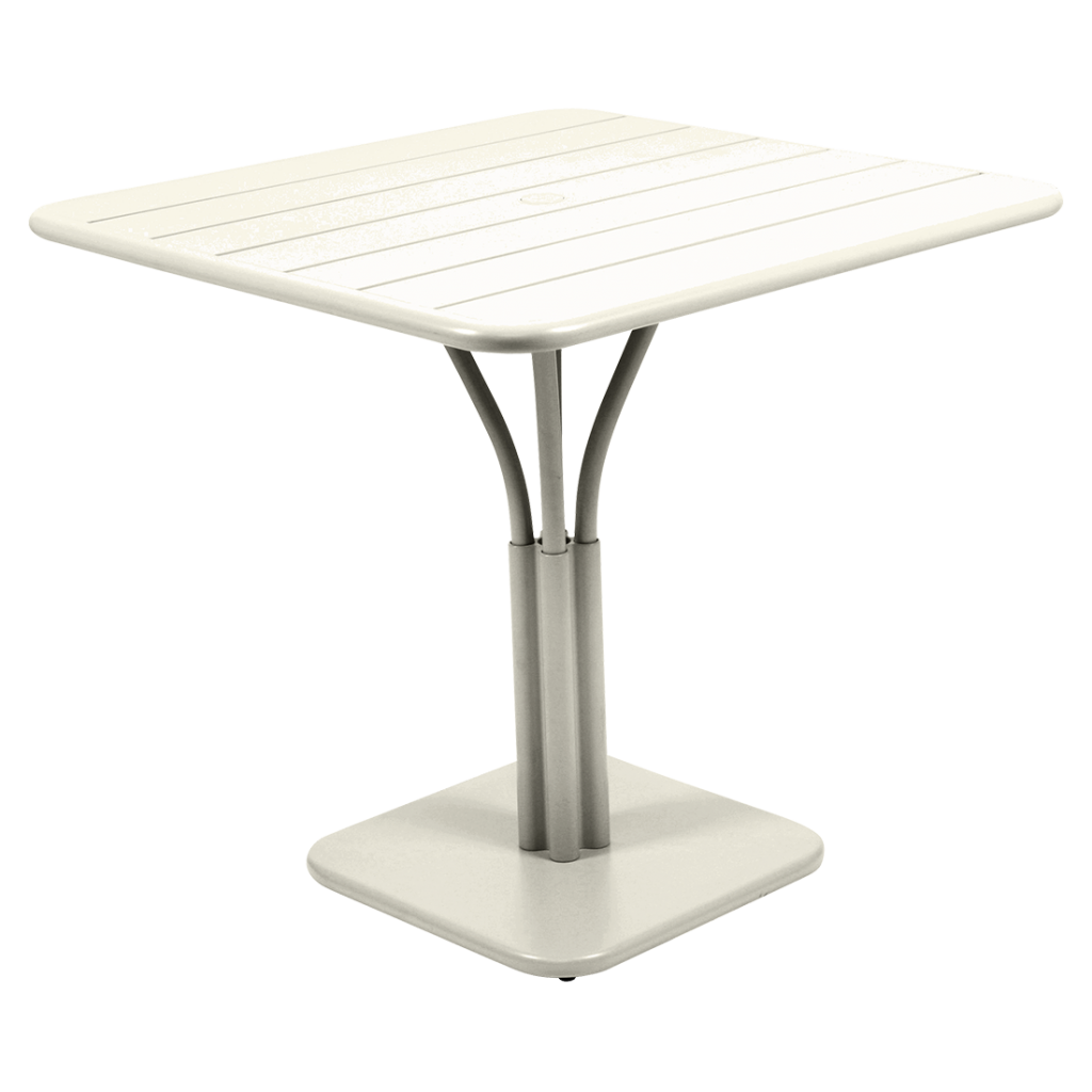 Une table blanche avec une base en métal sur fond blanc.