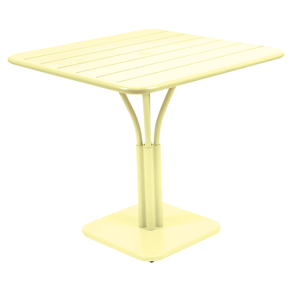 Une table jaune avec une base en métal sur fond blanc.