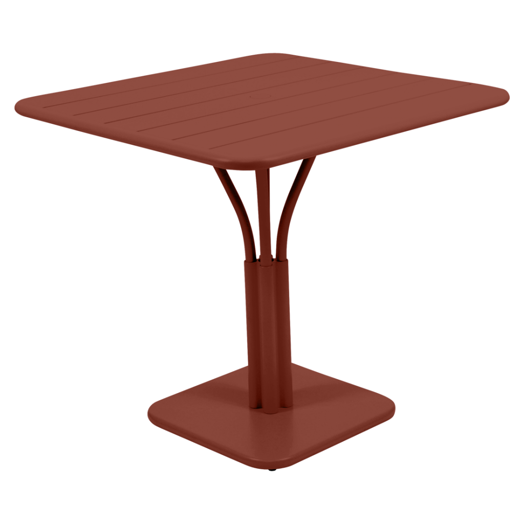 Une table rouge avec une base en métal.