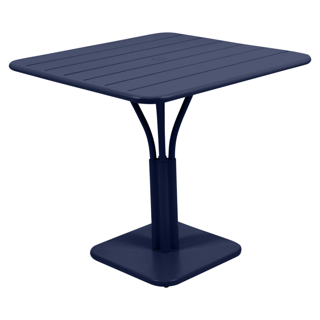 Une table carrée avec une base noire et un plateau bleu.
